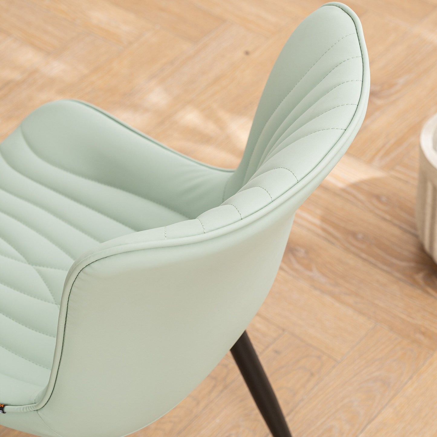 Ensemble de 2 chaises de salle à manger modernes sans accoudoirs, revêtues de cuir.