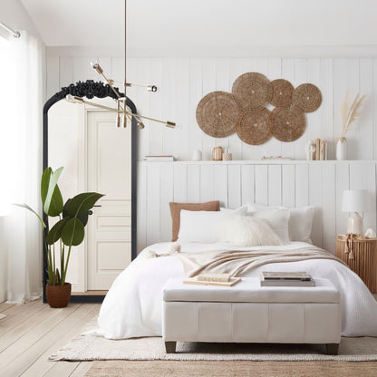 Miroir de sol sculpté en bois massif de forme arquée sur toute la longueur