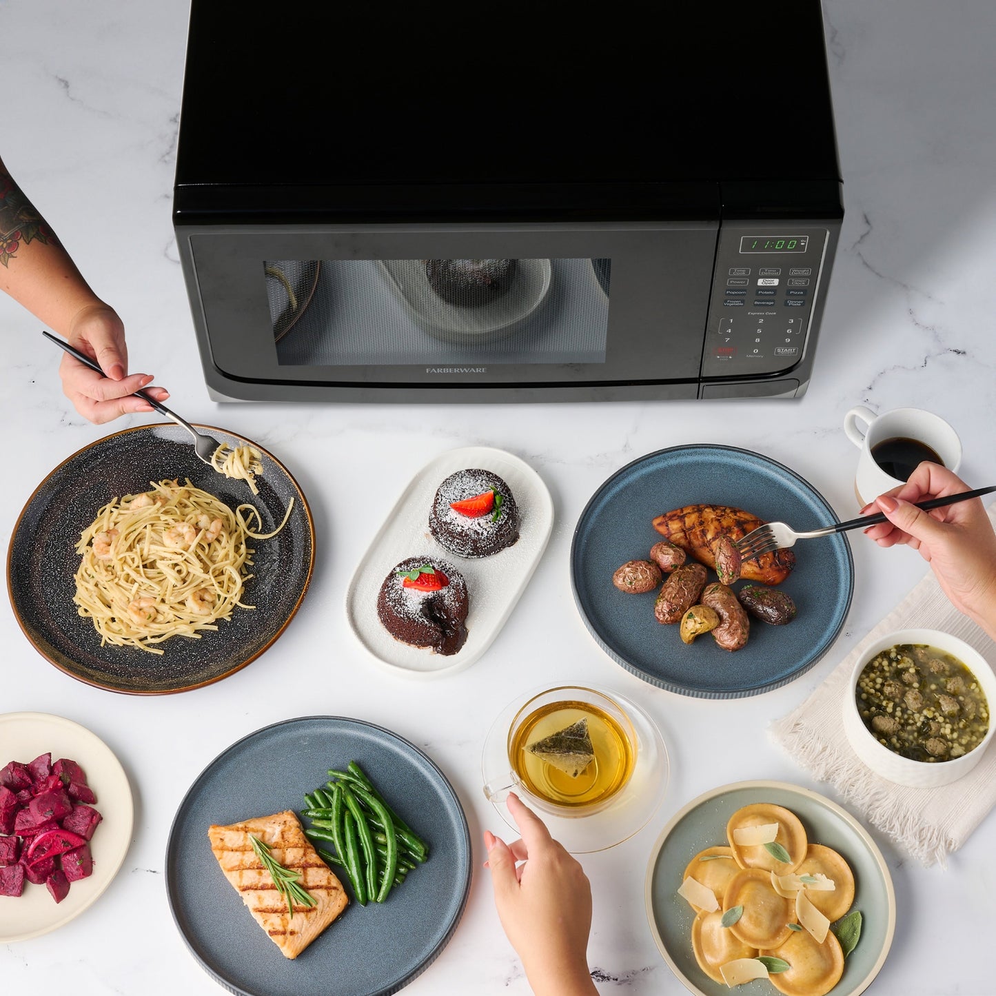 Four à micro-ondes de comptoir Farberware de 1 000 W et 1,1 pi³ avec éclairage LED et verrouillage enfant