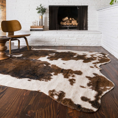 Tapis en fausse peau de vache Yosemite d'Alexander Home