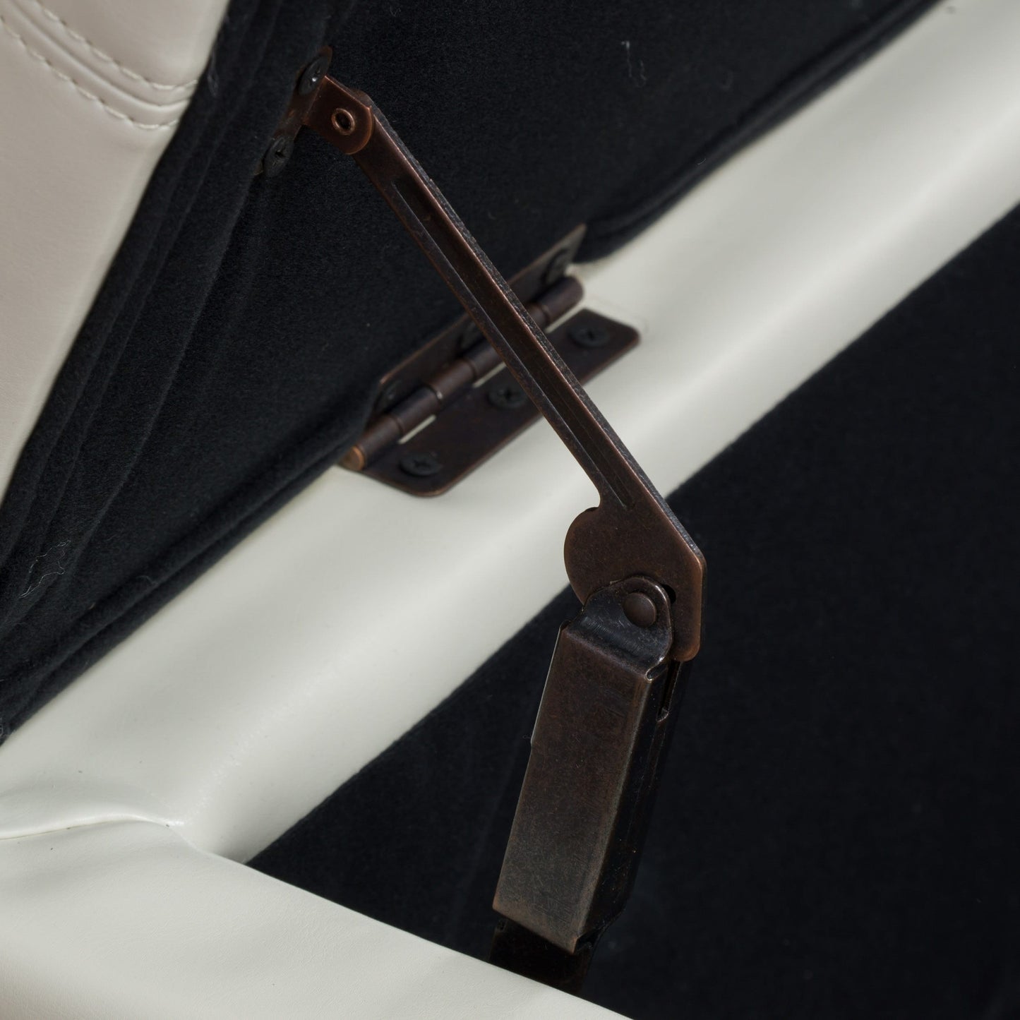 Banc de rangement Lucinda en similicuir de Christopher Knight Home - 51,25 cm L x 17,50 cm l x 16,25 cm H