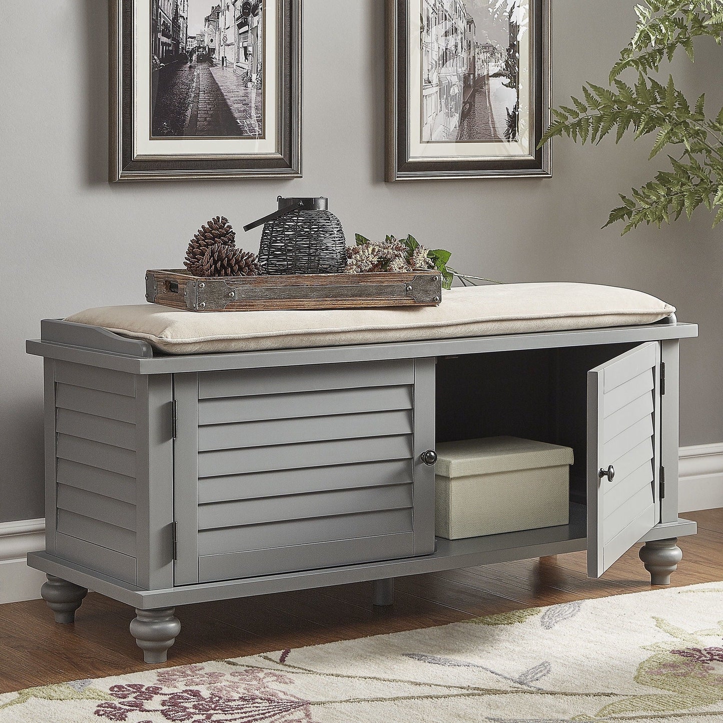 Banc de rangement à porte persienne avec coussin en velours Maybelle par iNSPIRE Q Classic