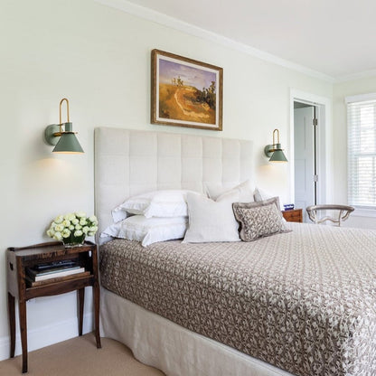 Applique murale conique moderne du milieu du siècle à une lumière - 18 cm (7 po)