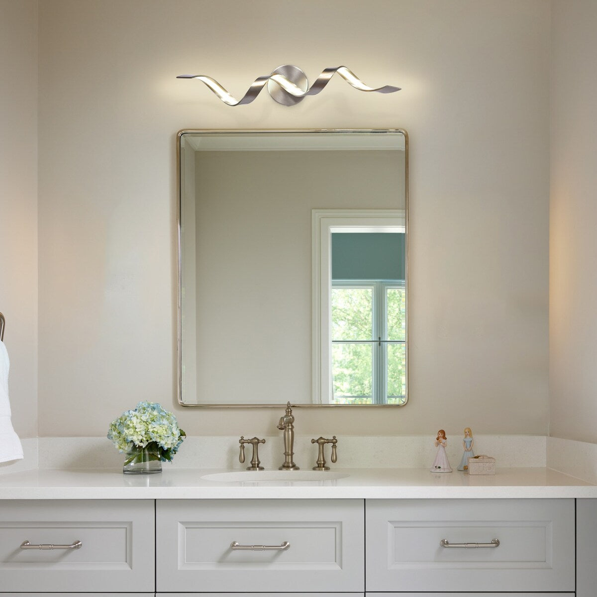 Applique murale LED moderne en spirale pour salle de bain, à intensité variable.