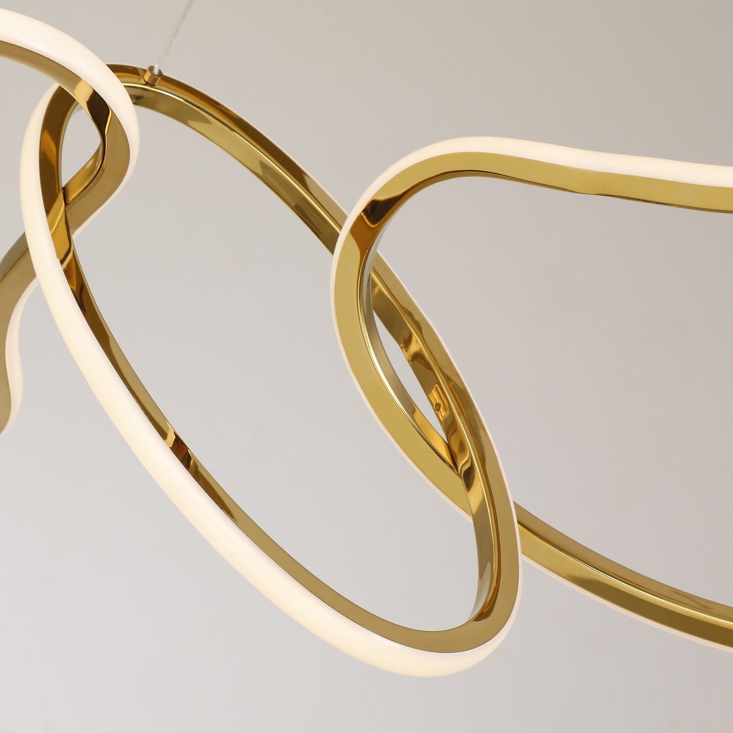 Lustre LED de luxe nordique en acier inoxydable à motifs entrelacés, idéal pour une salle à manger ou un plafond.