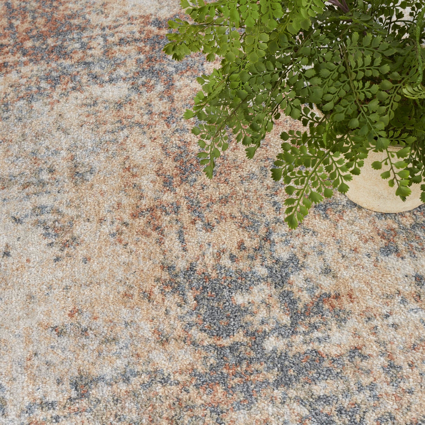 Tapis Nourison Astra lavable en machine à motifs abstraits