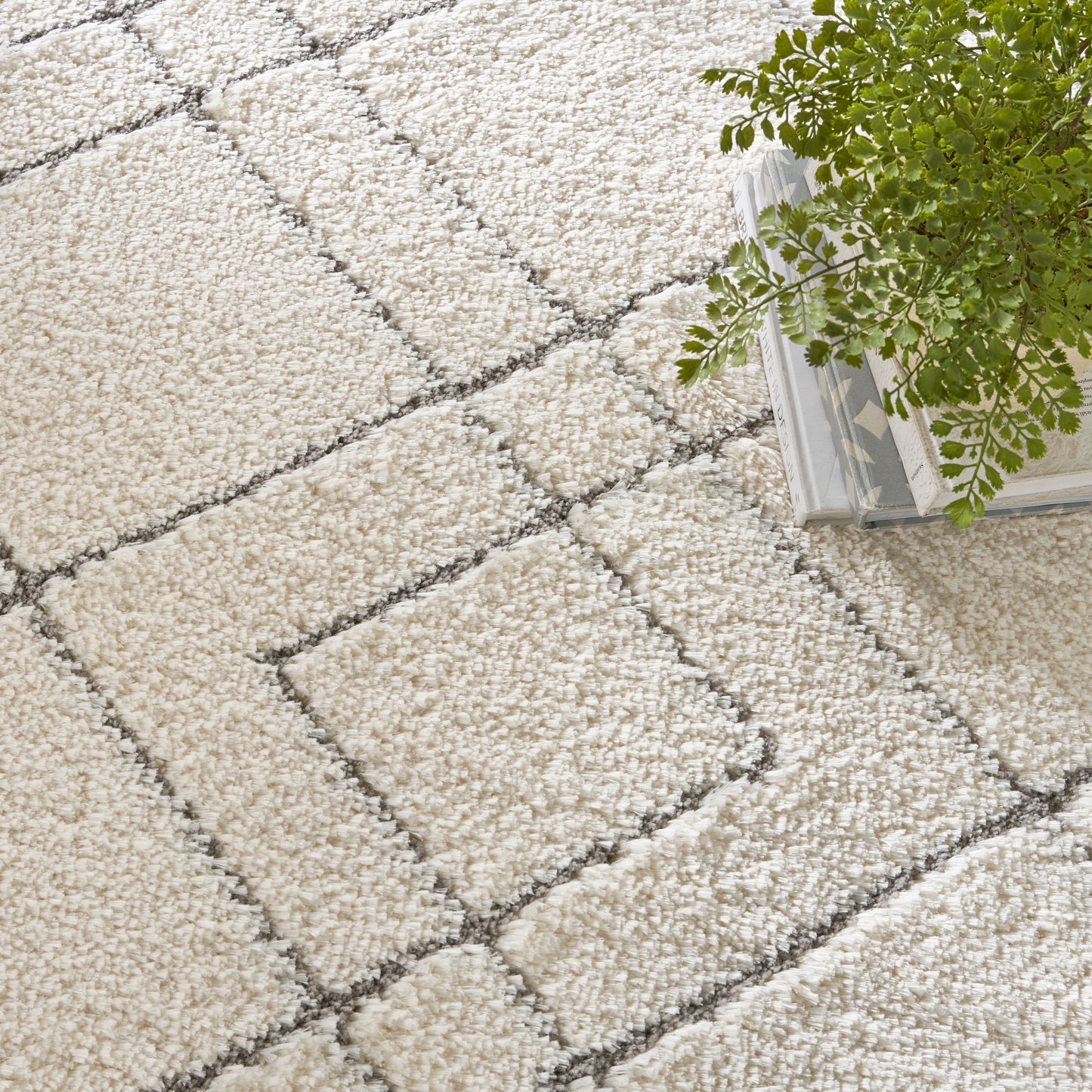 Tapis Nourison Luxueux à poils longs ultra moelleux, motif géométrique abstrait