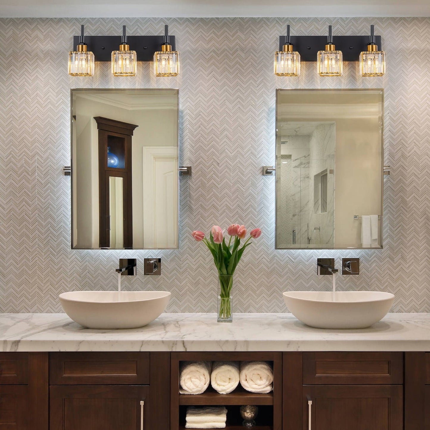 Luminaires de salle de bain modernes à intensité variable en cristal Ora, à installer au-dessus du miroir, style glamour.