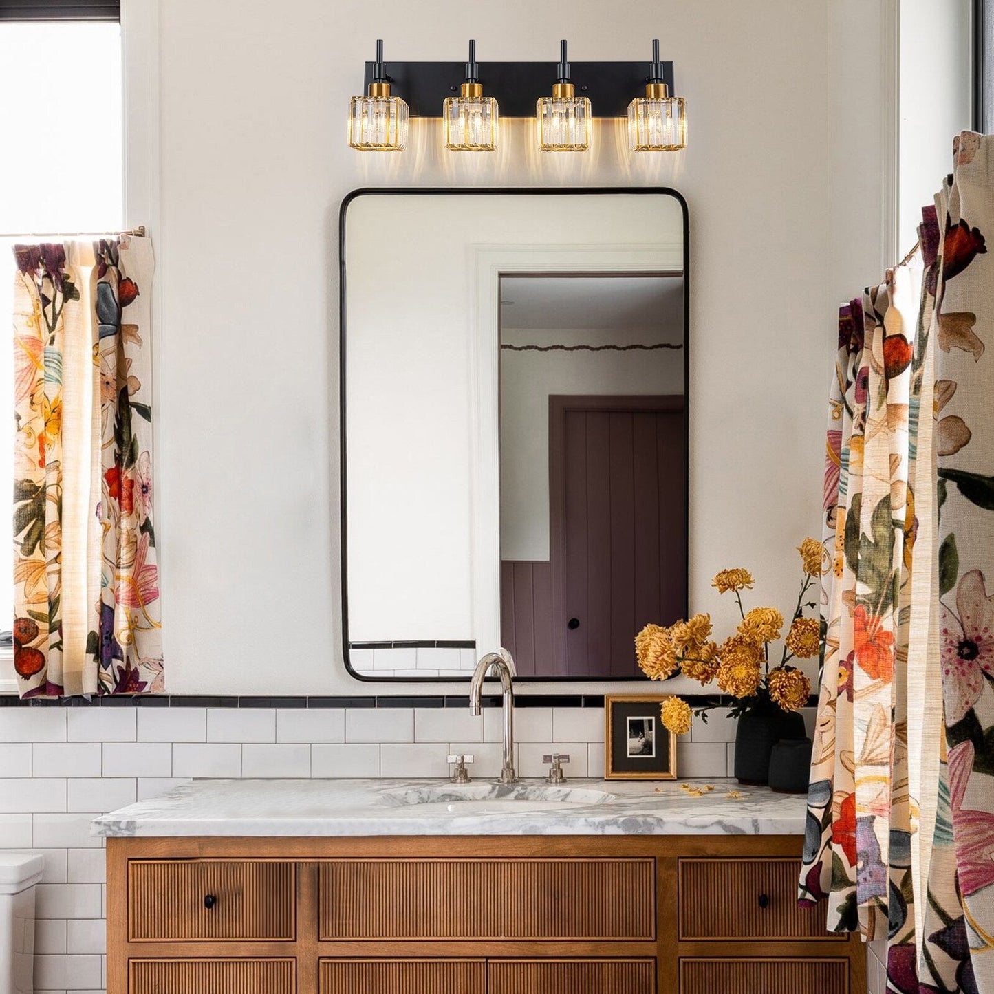 Luminaires de salle de bain modernes à intensité variable en cristal Ora, à installer au-dessus du miroir, style glamour.