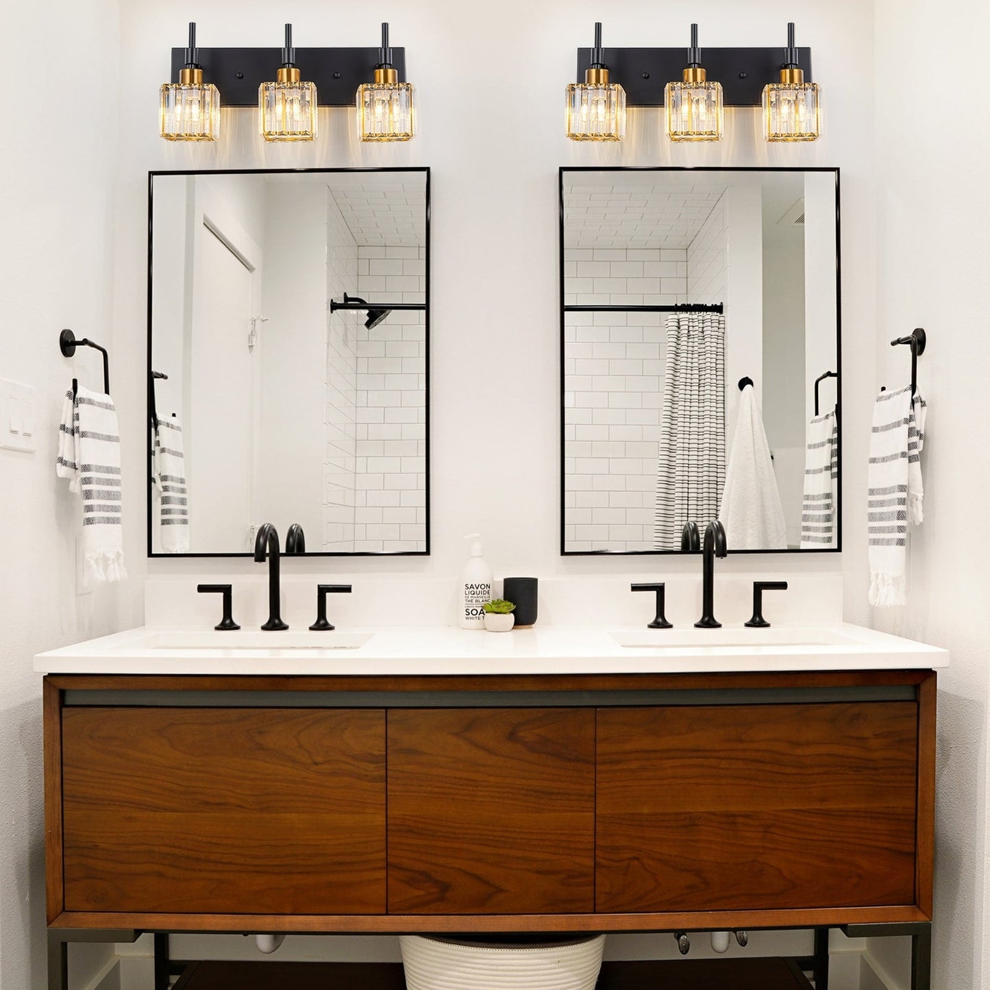 Luminaires de salle de bain modernes à intensité variable en cristal Ora, à installer au-dessus du miroir, style glamour.