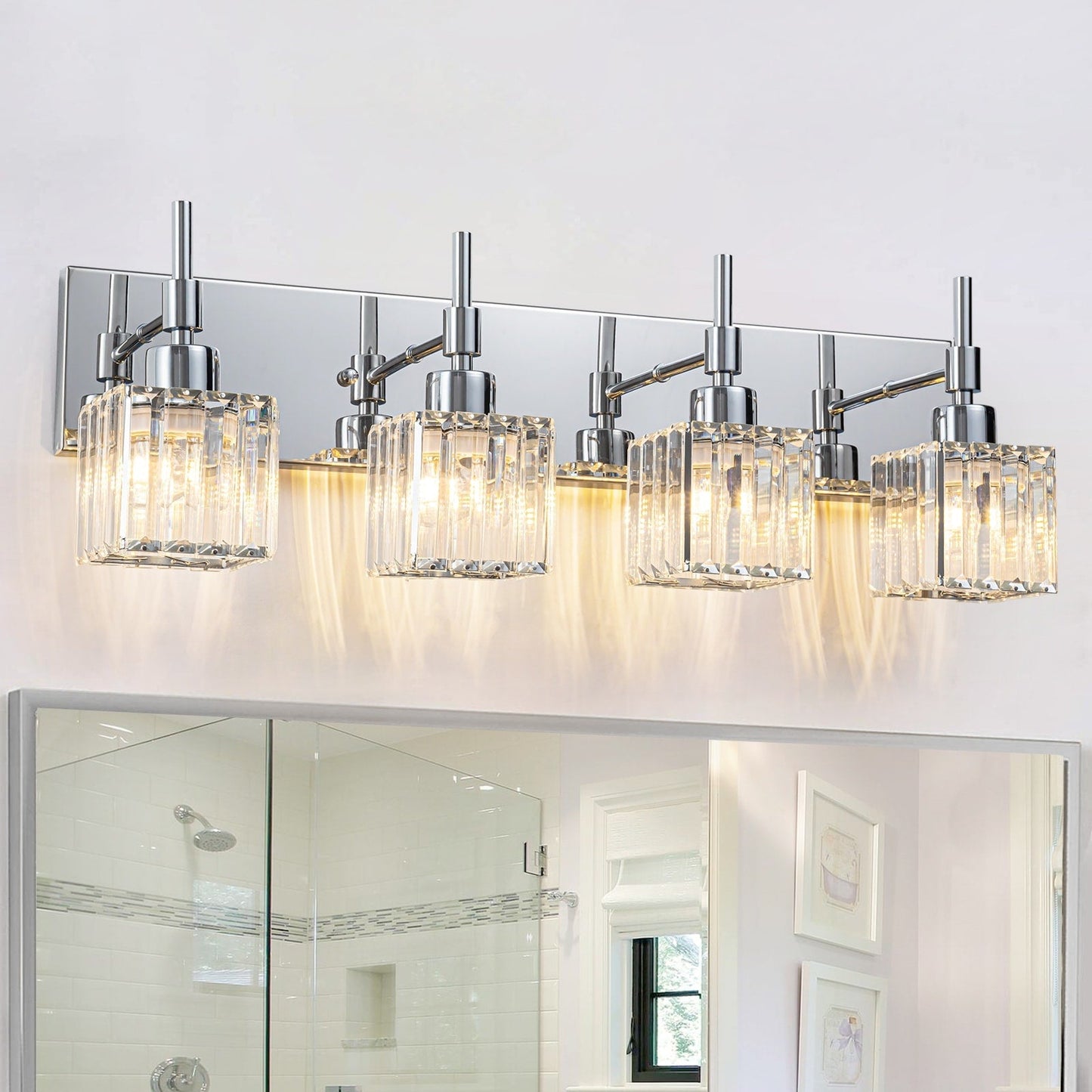 Luminaires de salle de bain modernes à intensité variable en cristal Ora, à installer au-dessus du miroir, style glamour.
