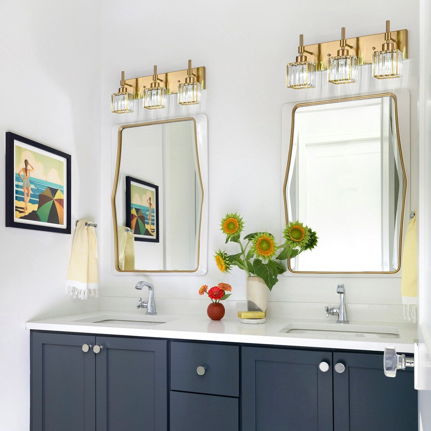 Luminaires de salle de bain modernes à intensité variable en cristal Ora, à installer au-dessus du miroir, style glamour.