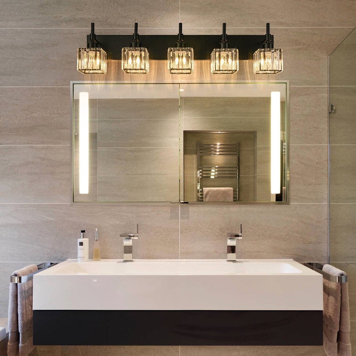 Luminaires de salle de bain modernes à intensité variable en cristal Ora, à installer au-dessus du miroir, style glamour.