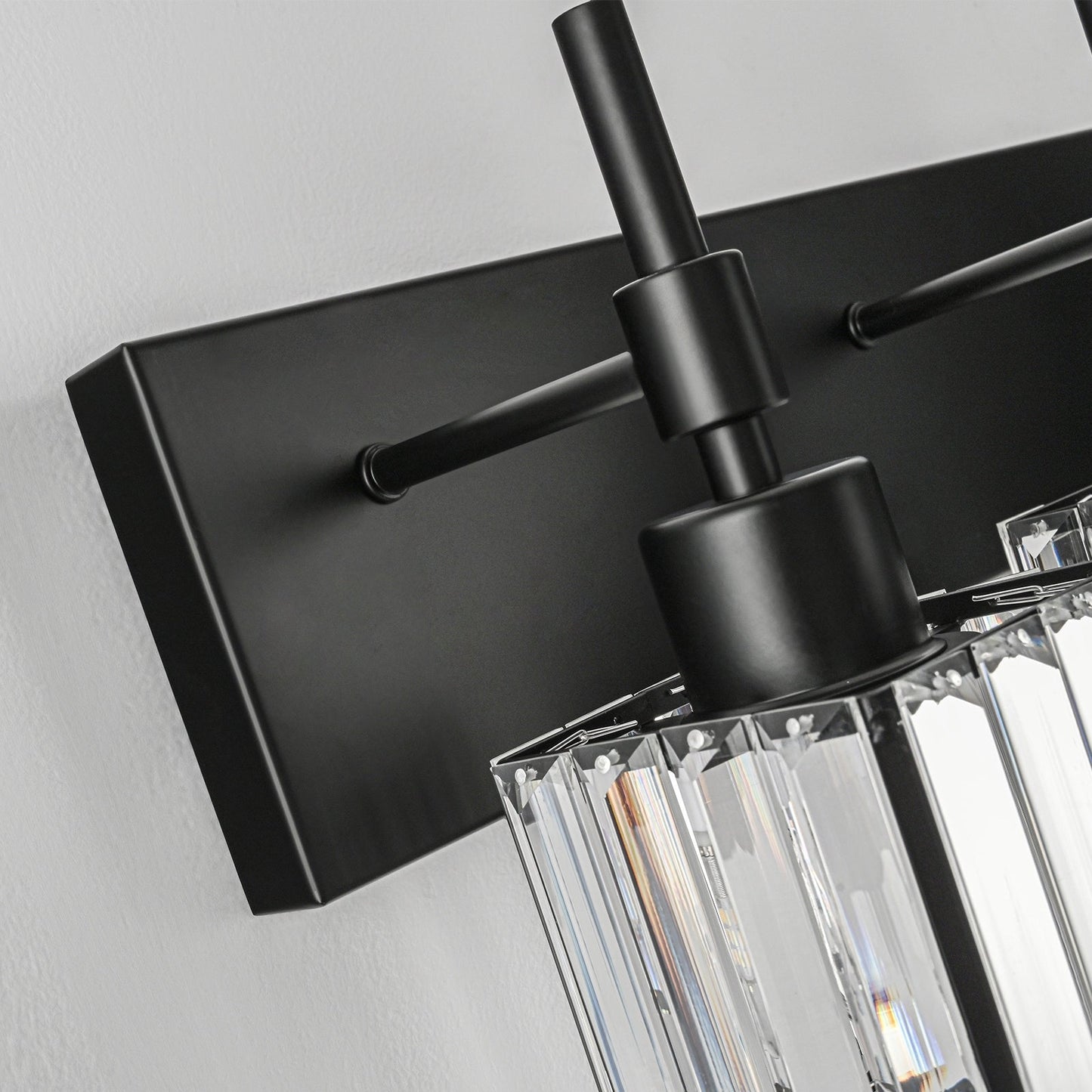 Luminaires de salle de bain modernes à intensité variable en cristal Ora, à installer au-dessus du miroir, style glamour.