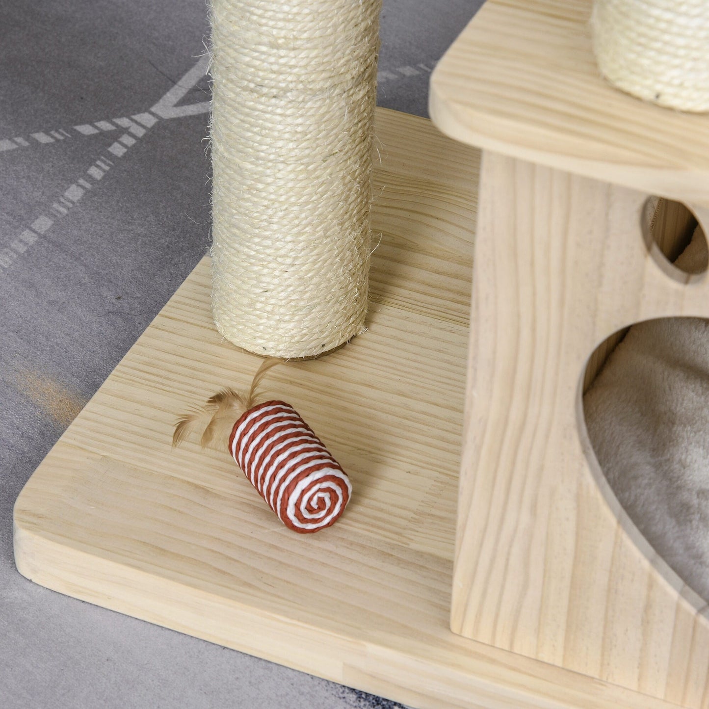 Arbre à chat PawHut à plusieurs niveaux avec poteau à griffer recouvert de sisal, activités pour chatons et coussin moelleux de luxe