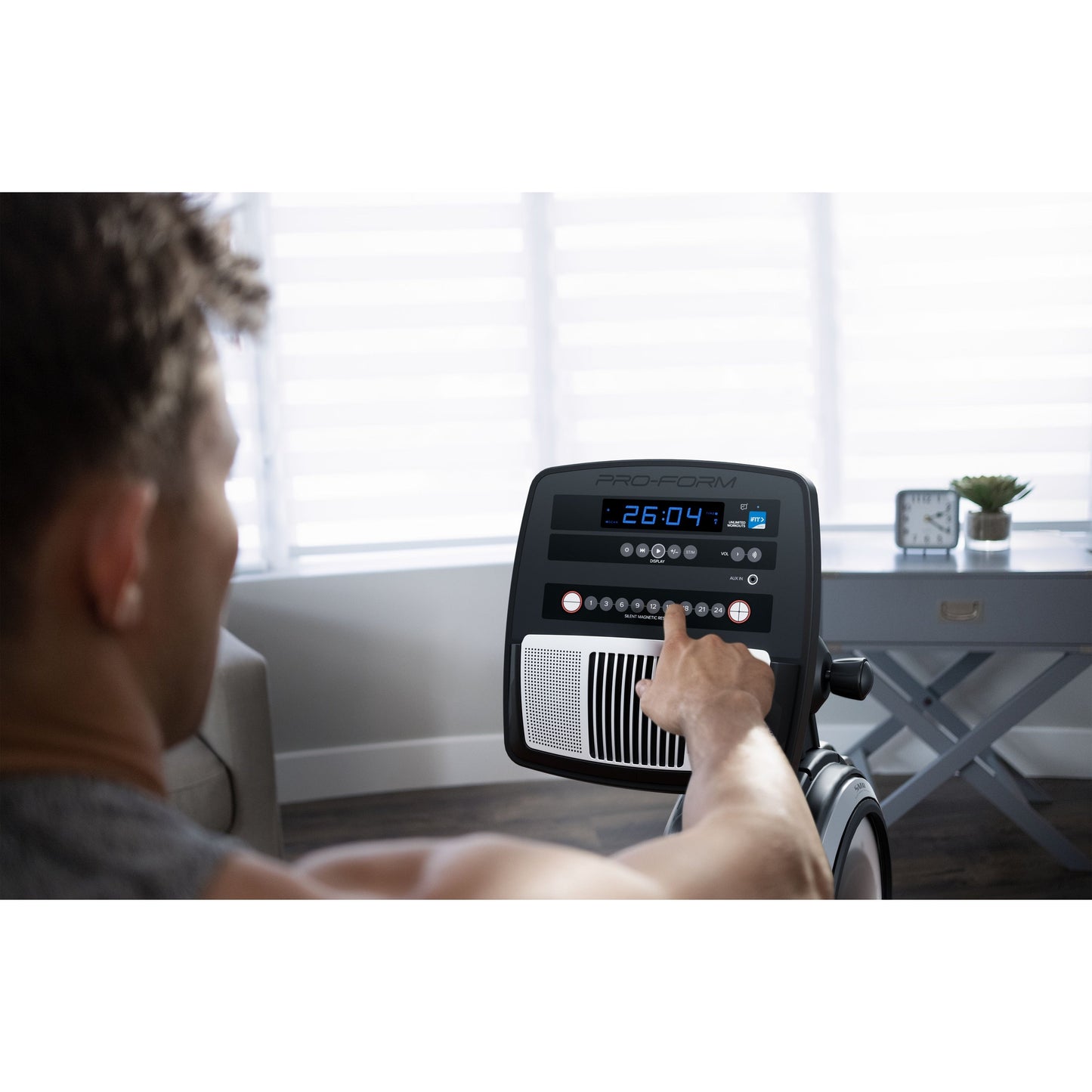 ProForm 750R ; rameur avec écran 5 pouces, support pour tablette intégré et design compact.