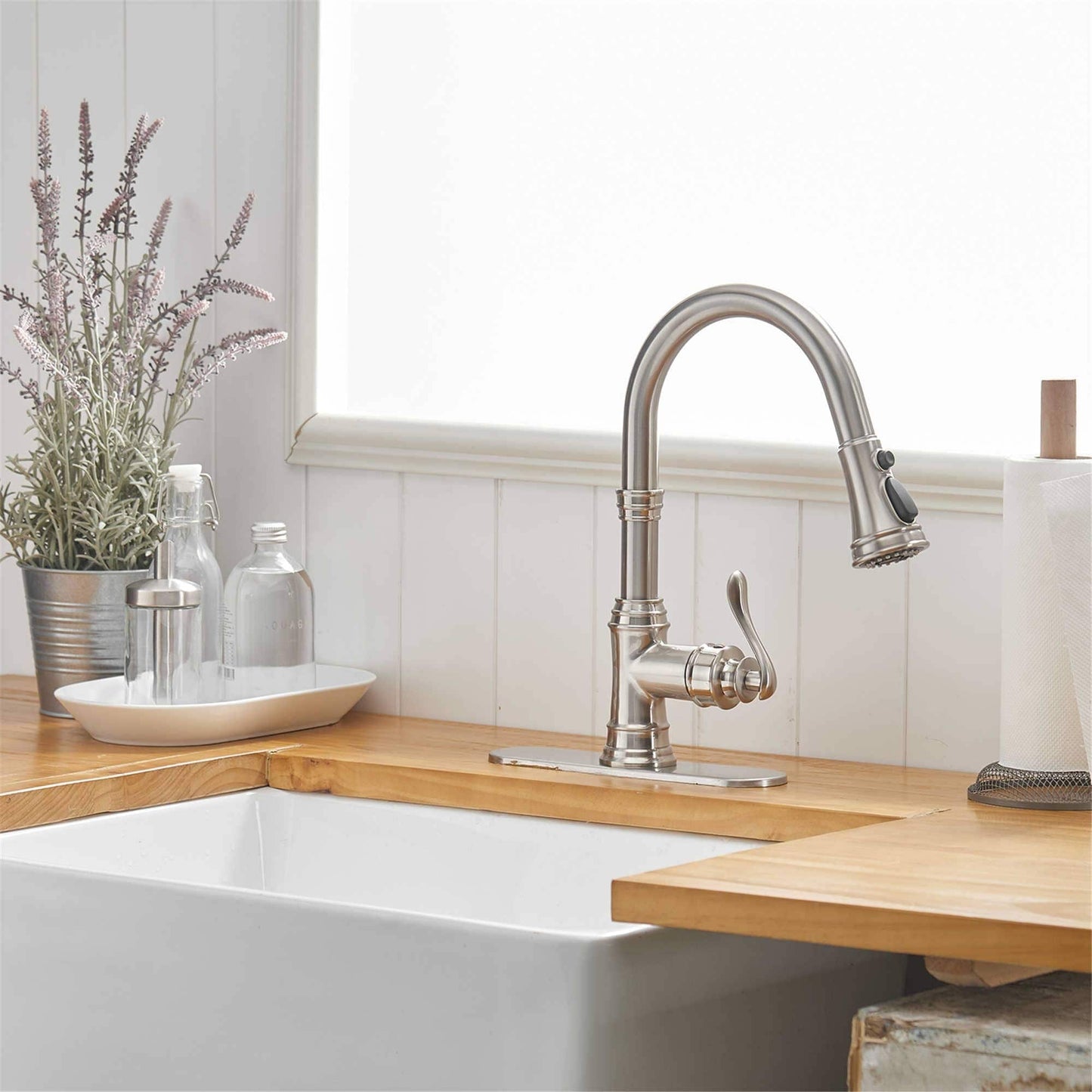 Robinet de cuisine moderne monotrou avec douchette extractible et plaque de montage.