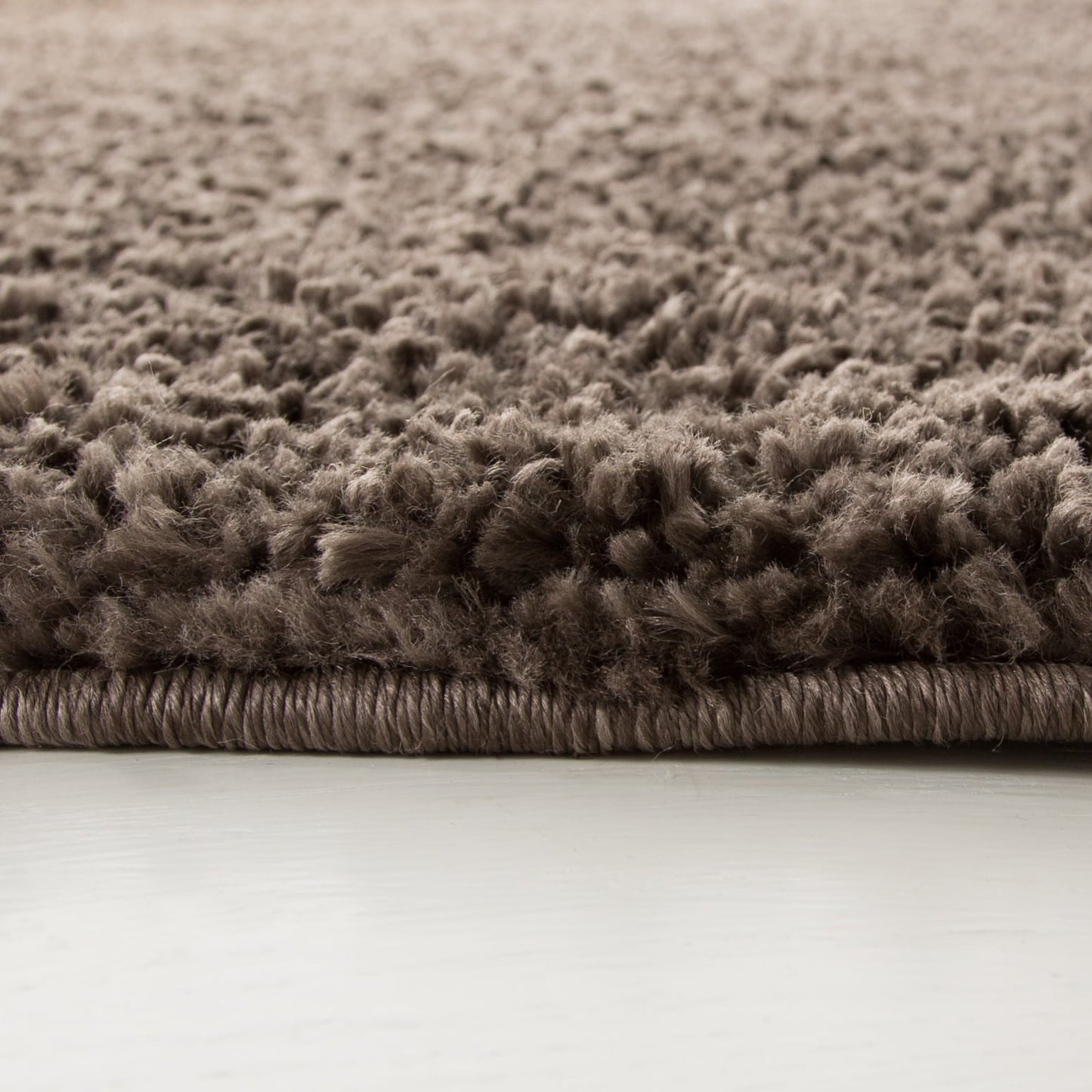 Tapis SAFAVIEH August Wilhelma Shag uni de 3 cm d'épaisseur