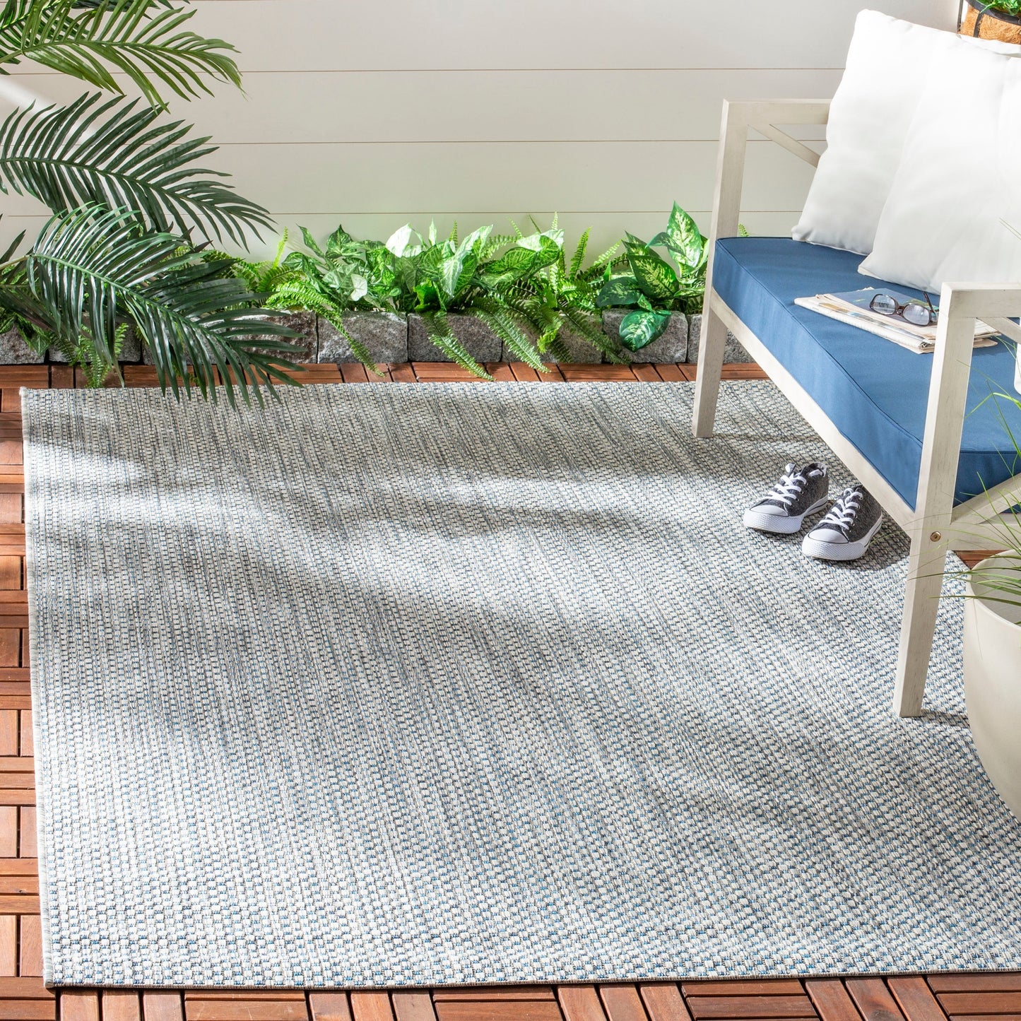 Tapis de patio/jardin imperméable SAFAVIEH Courtyard Begajeta pour intérieur/extérieur.