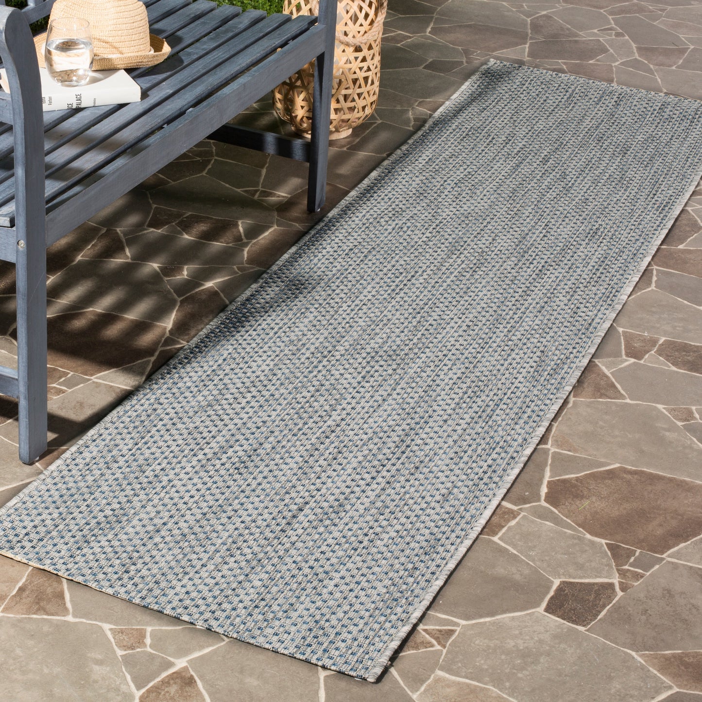 Tapis de patio/jardin imperméable SAFAVIEH Courtyard Begajeta pour intérieur/extérieur.