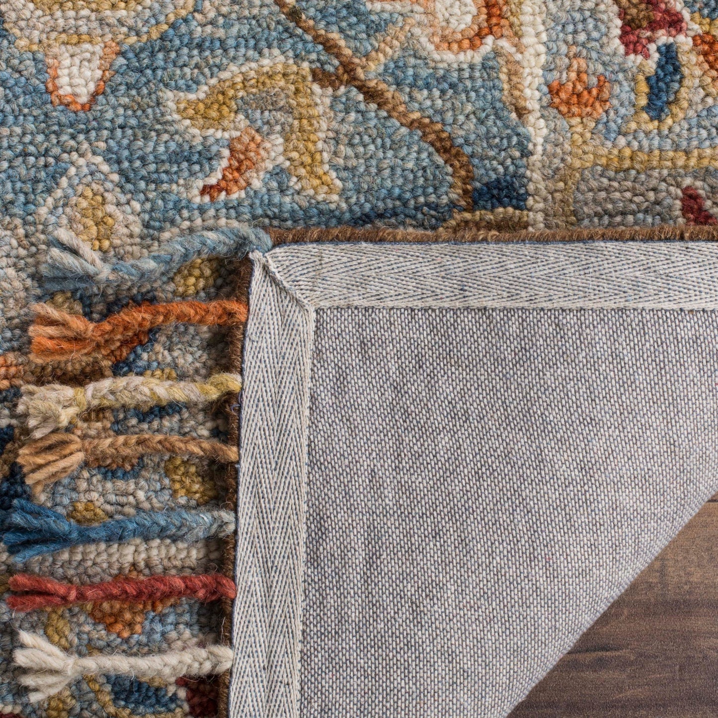 Tapis en laine à pompons bohème SAFAVIEH fait main en tremble Kimm