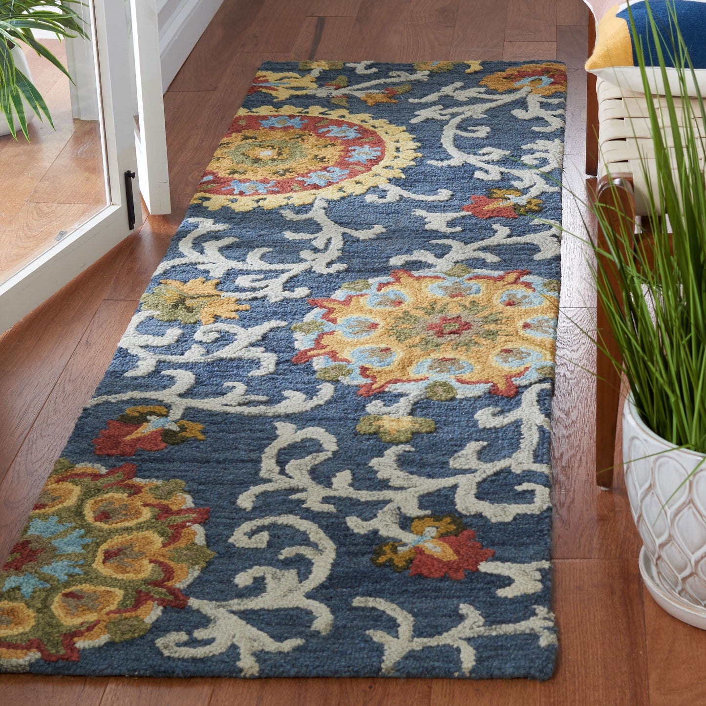 Tapis en laine moderne à motif floral Blossom Maaret, fait main par SAFAVIEH
