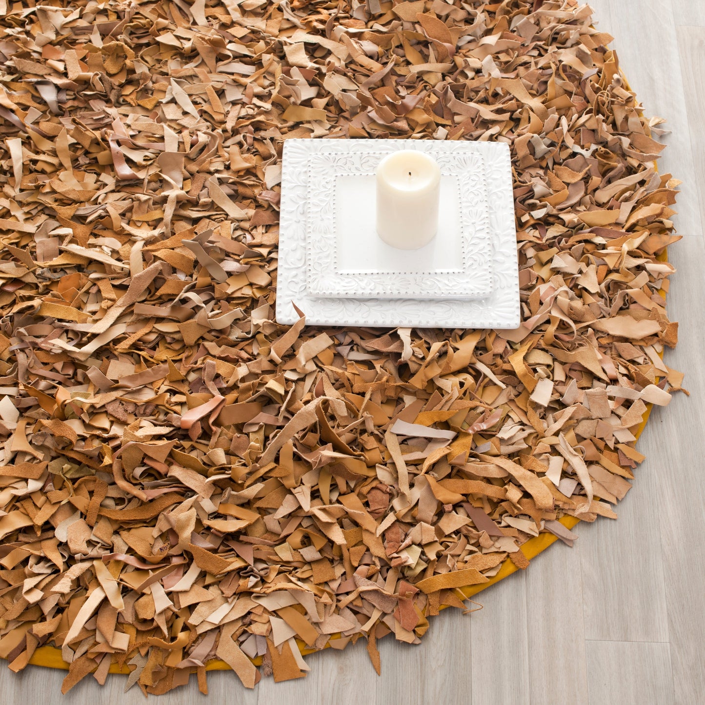 Tapis décoratif moderne SAFAVIEH en cuir shaggy fait main Doinita