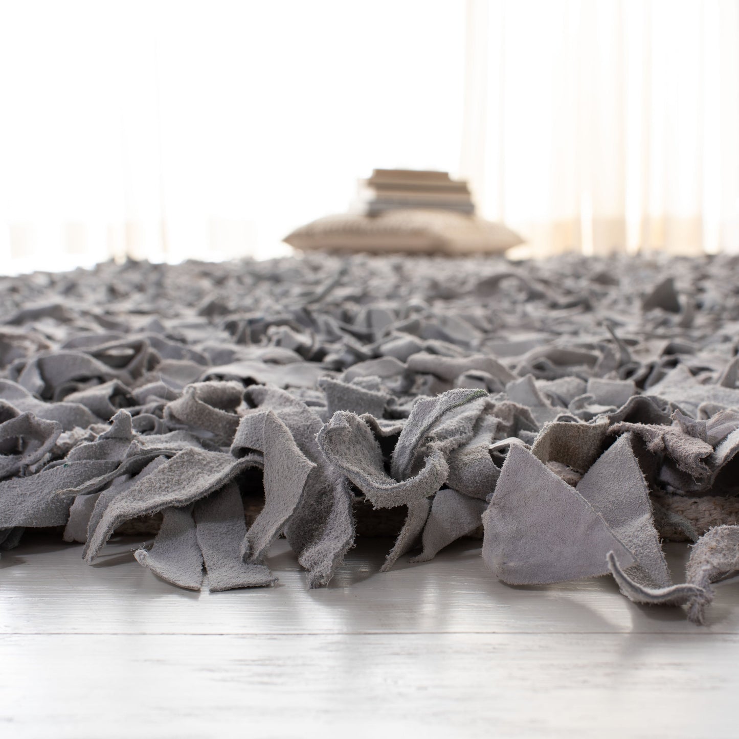 Tapis décoratif moderne SAFAVIEH en cuir shaggy fait main Doinita