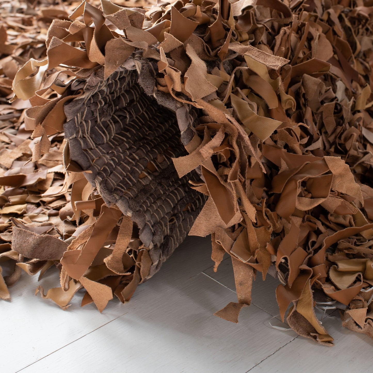 Tapis décoratif moderne SAFAVIEH en cuir shaggy fait main Doinita