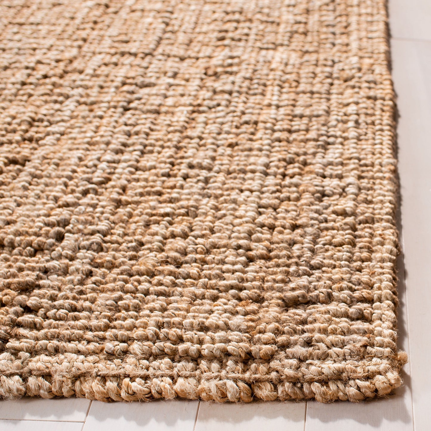 Tapis SAFAVIEH Nihada décontracté en fibre naturelle faite à la main, en jute unie.