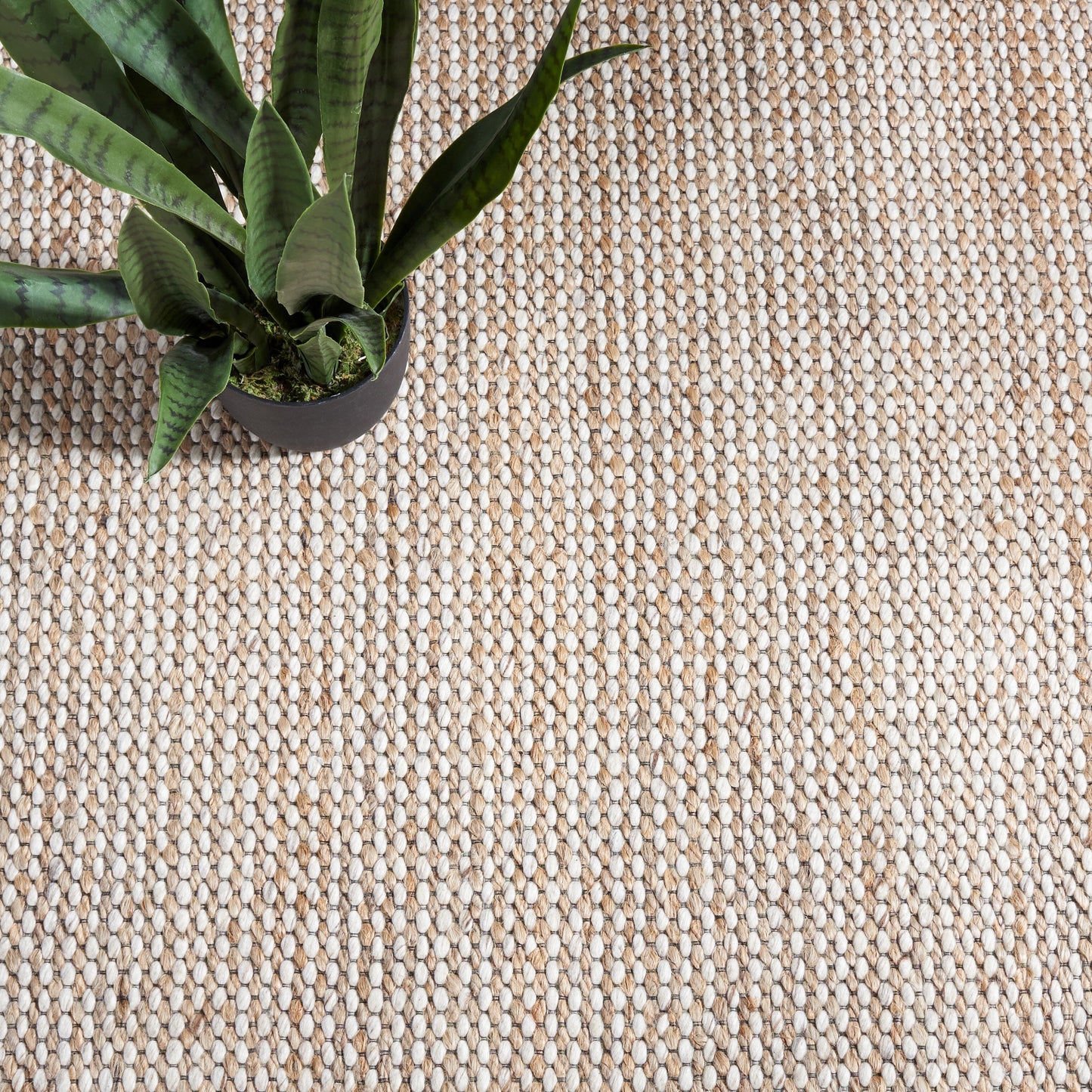 Tapis SAFAVIEH fait main en fibres naturelles Yareli, jute et laine.