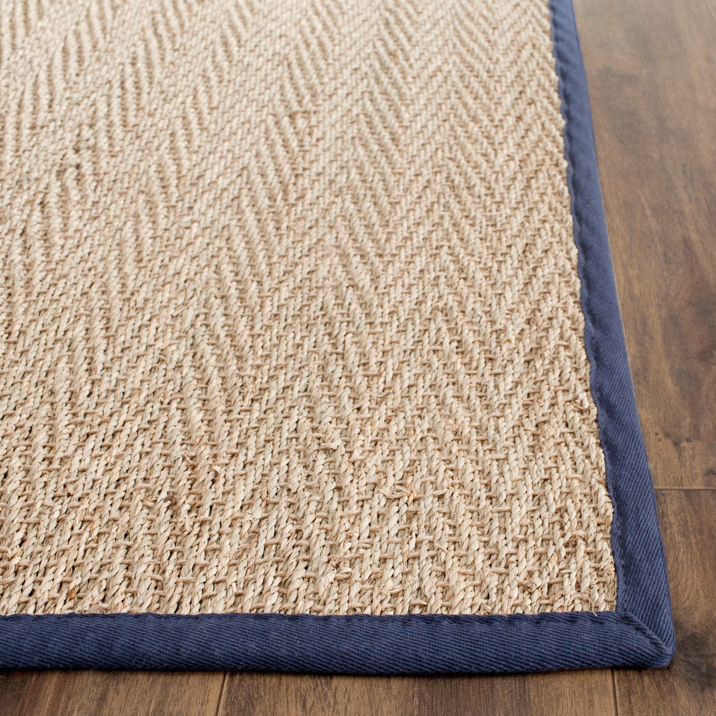 Tapis Trilby en fibres naturelles SAFAVIEH à chevrons en jonc de mer