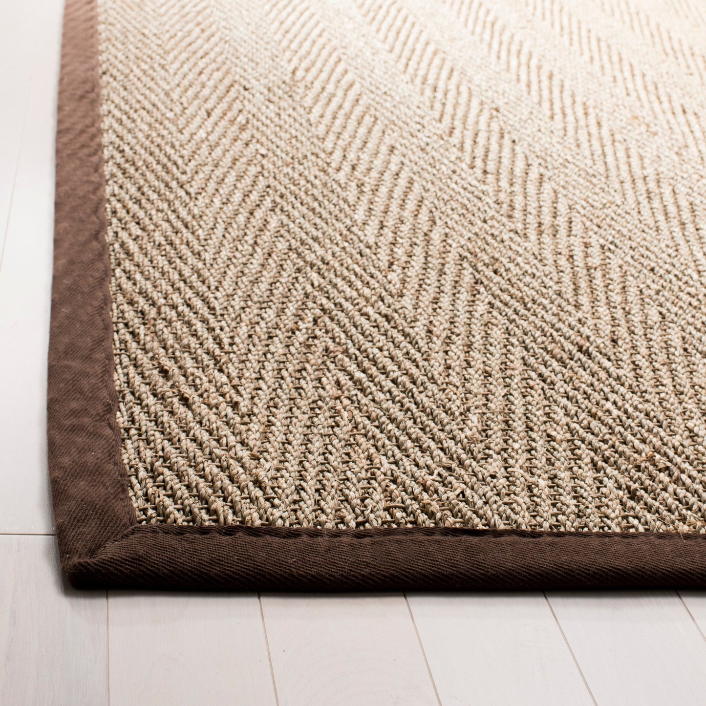 Tapis Trilby en fibres naturelles SAFAVIEH à chevrons en jonc de mer