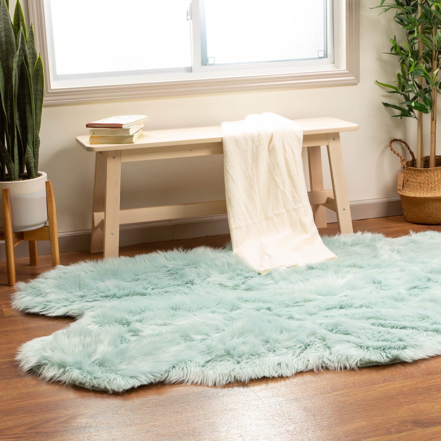 Tapis en fausse fourrure de mouton Silver Orchid Parrott