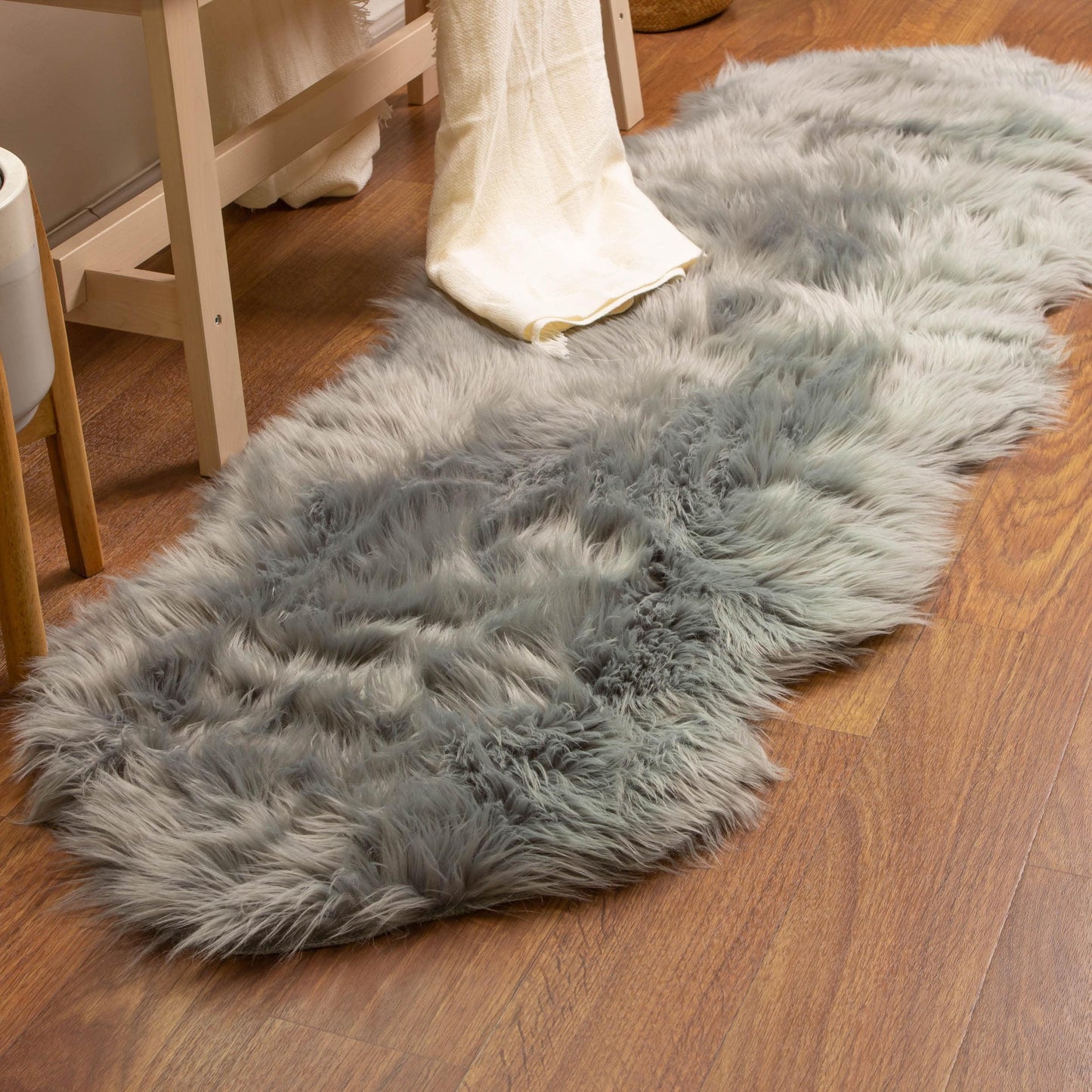 Tapis en fausse fourrure de mouton Silver Orchid Parrott