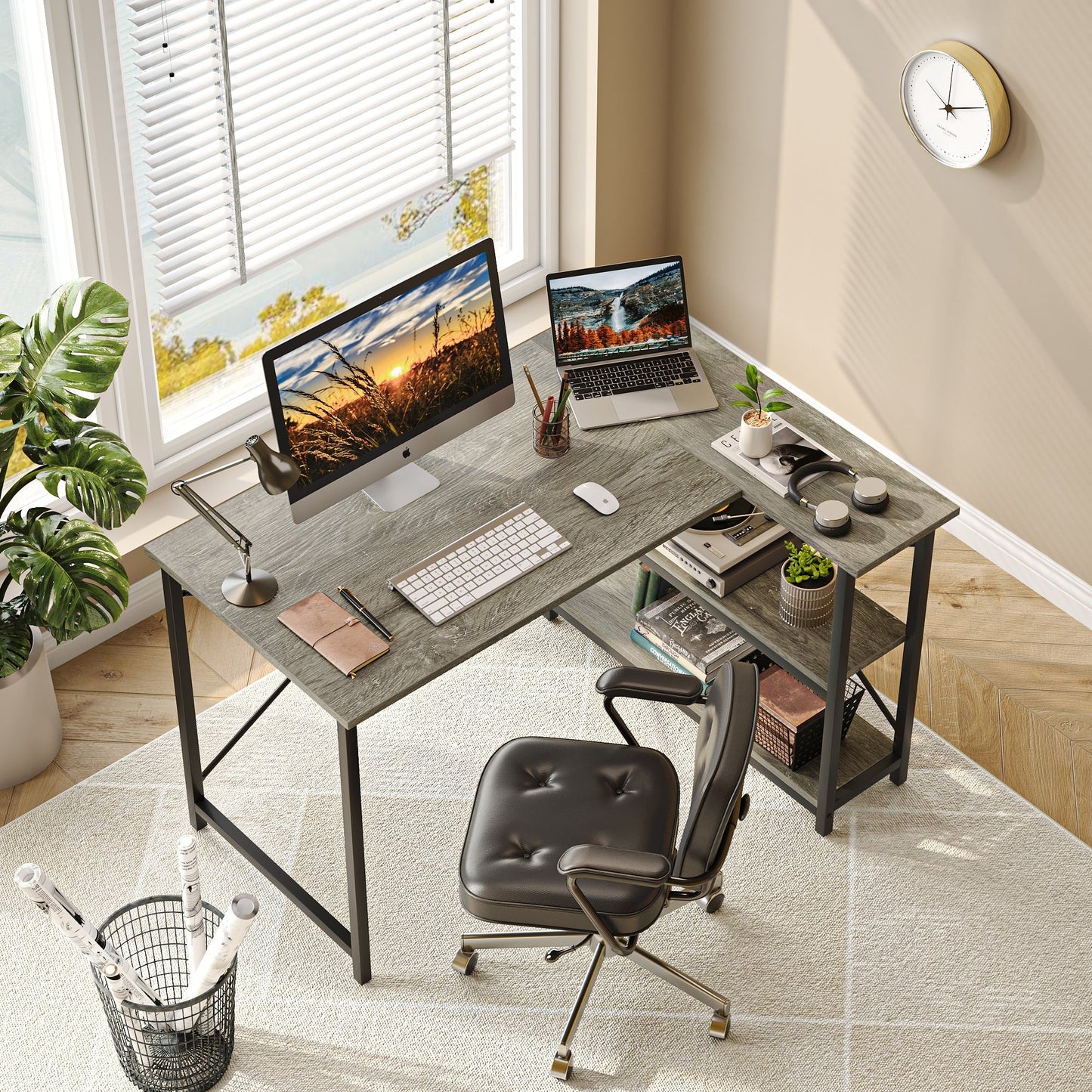 Petit bureau d'angle en forme de L avec étagères de rangement