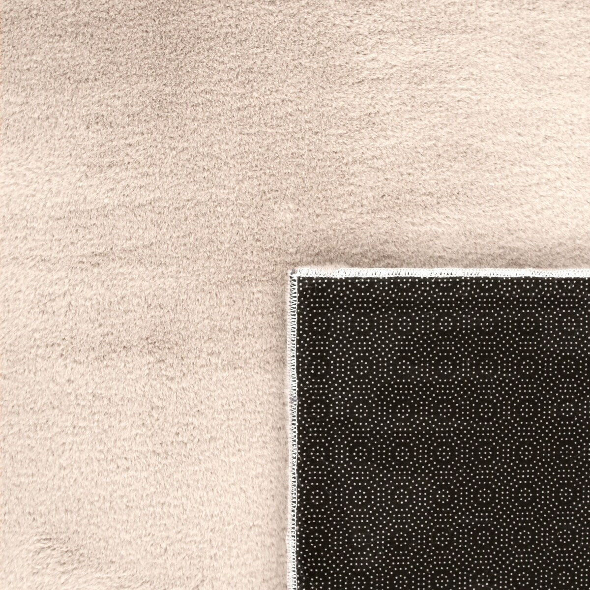 Tapis doux et lavable avec envers antidérapant, disponible en couleurs unies.