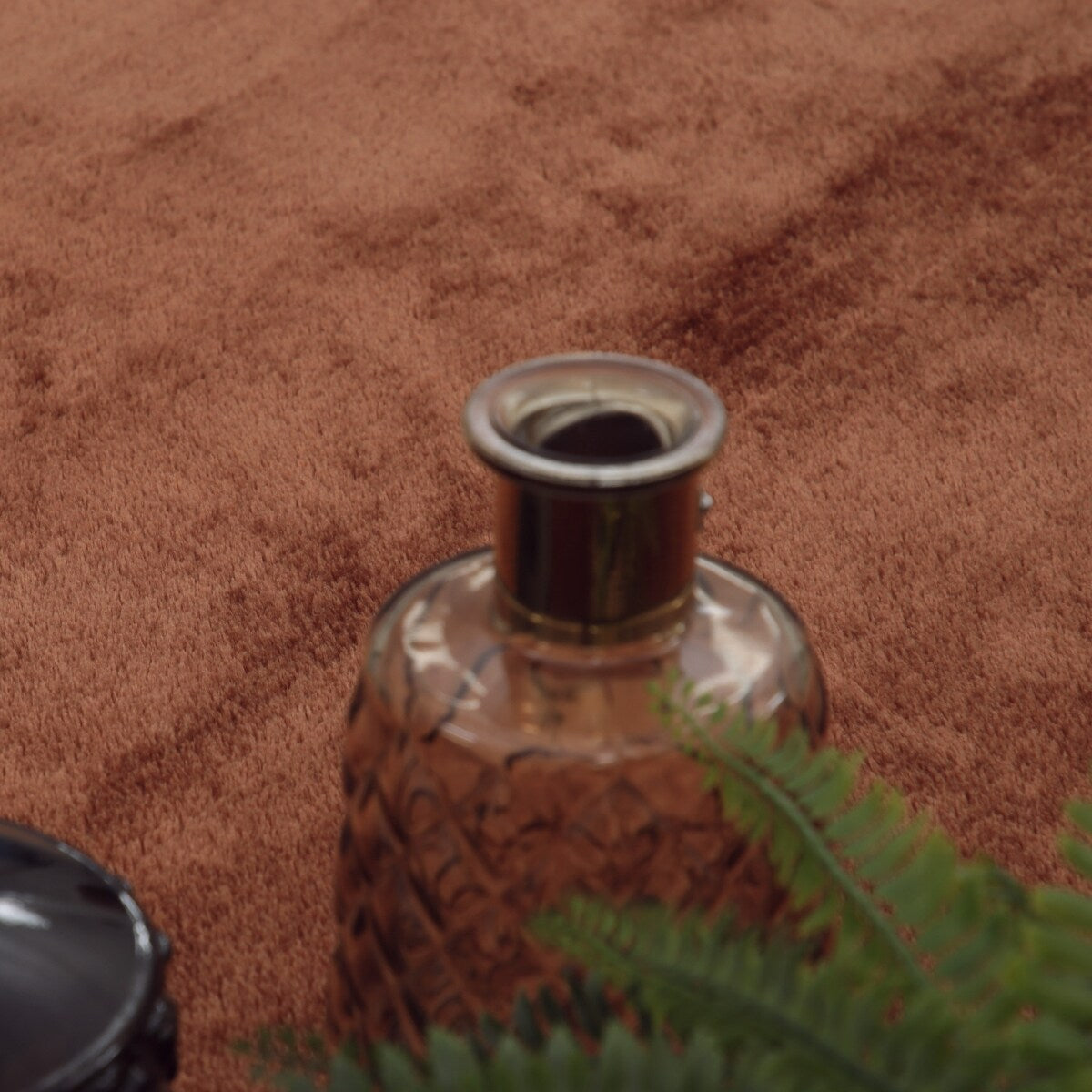 Tapis doux et lavable avec envers antidérapant, disponible en couleurs unies.