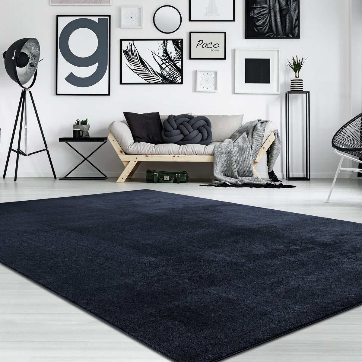 Tapis doux et lavable avec envers antidérapant, disponible en couleurs unies.