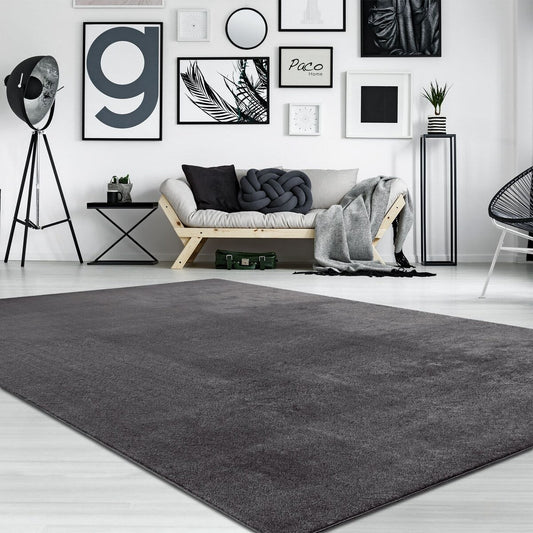 Tapis doux et lavable avec envers antidérapant, disponible en couleurs unies.