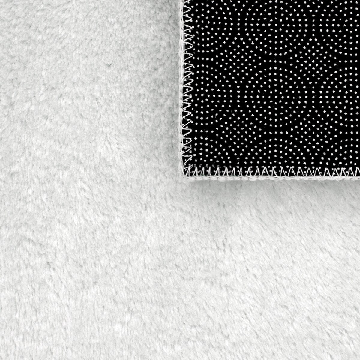 Tapis doux et lavable avec envers antidérapant, disponible en couleurs unies.