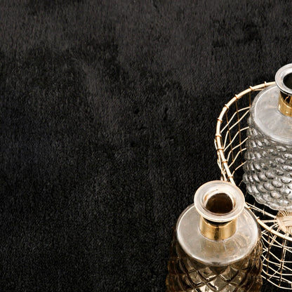 Tapis doux et lavable avec envers antidérapant, disponible en couleurs unies.