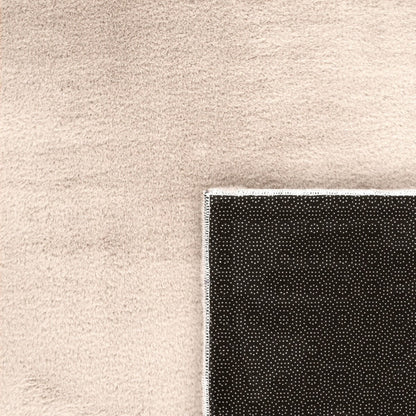 Tapis doux et lavable avec envers antidérapant, disponible en couleurs unies.