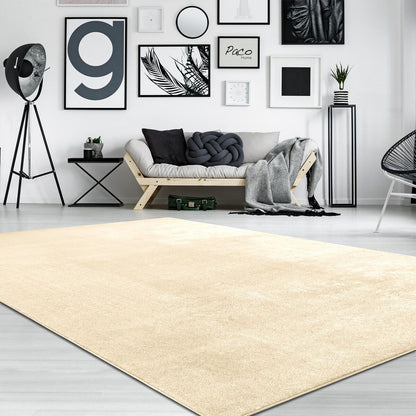 Tapis doux et lavable avec envers antidérapant, disponible en couleurs unies.