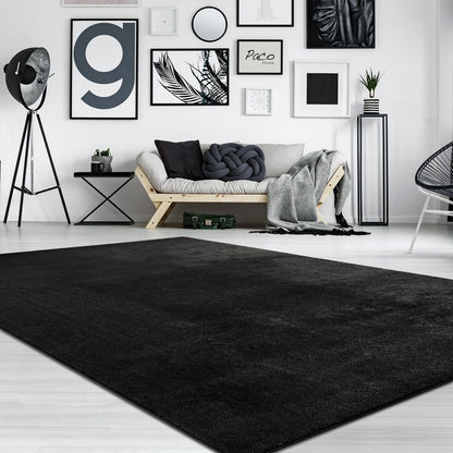 Tapis doux et lavable avec envers antidérapant, disponible en couleurs unies.