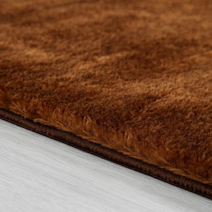 Tapis doux et lavable avec envers antidérapant, disponible en couleurs unies.