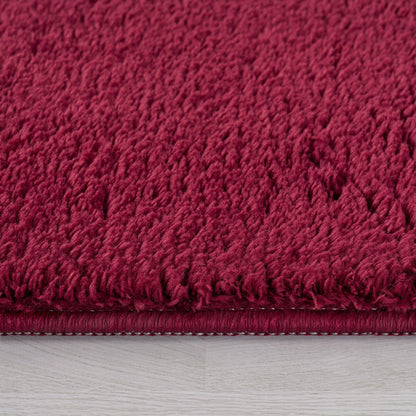 Tapis doux et lavable avec envers antidérapant, disponible en couleurs unies.