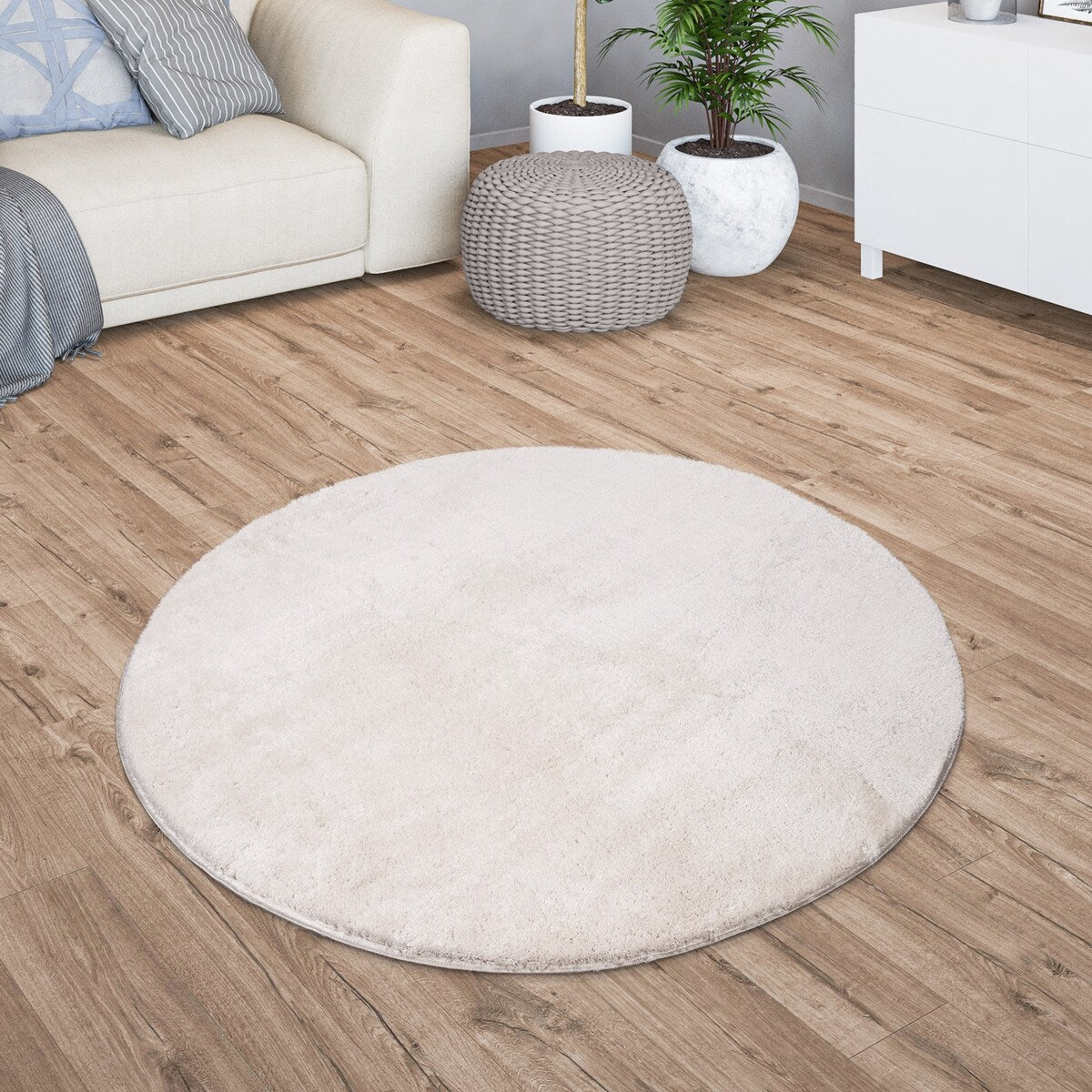 Tapis doux et lavable avec envers antidérapant, disponible en couleurs unies.