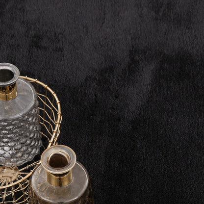 Tapis doux et lavable avec envers antidérapant, disponible en couleurs unies.