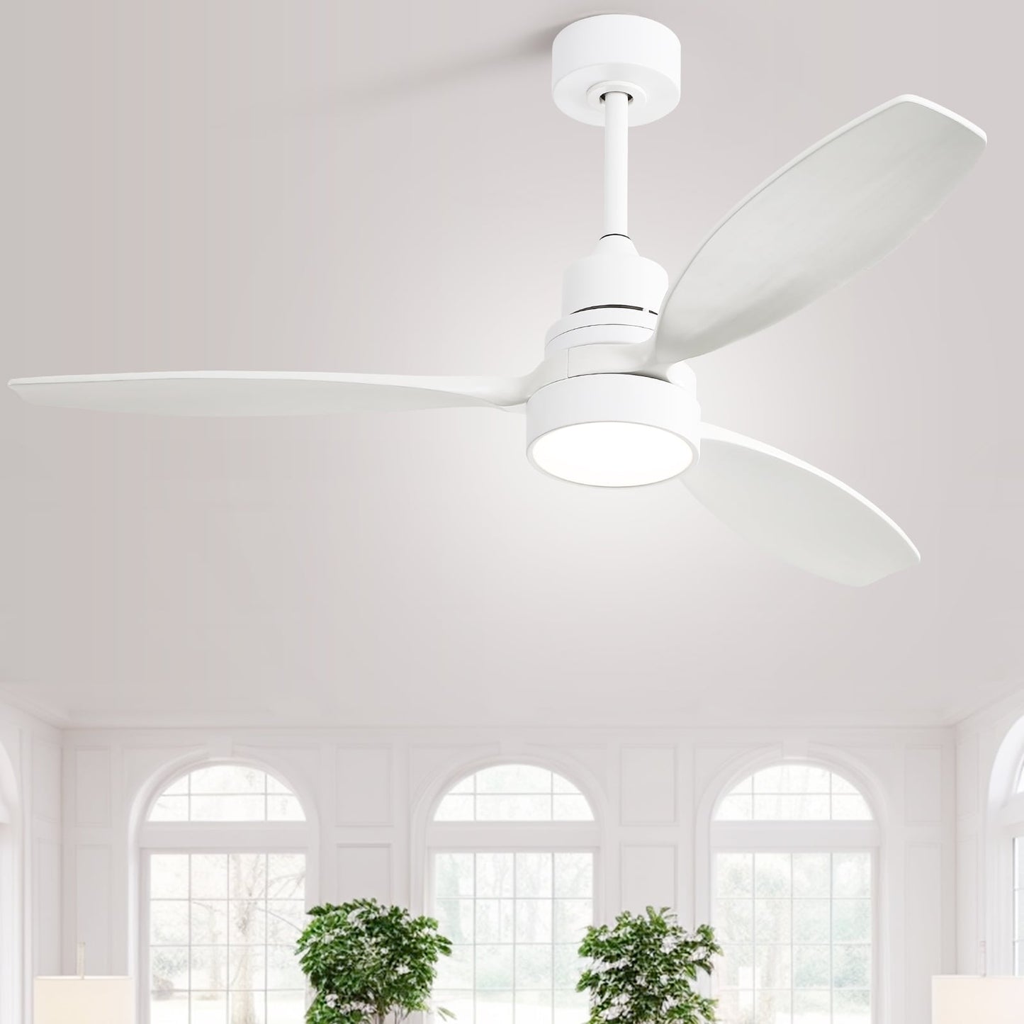Ventilateur de plafond d'intérieur Sofucor 52 en bois avec éclairage intégré et télécommande (en option).